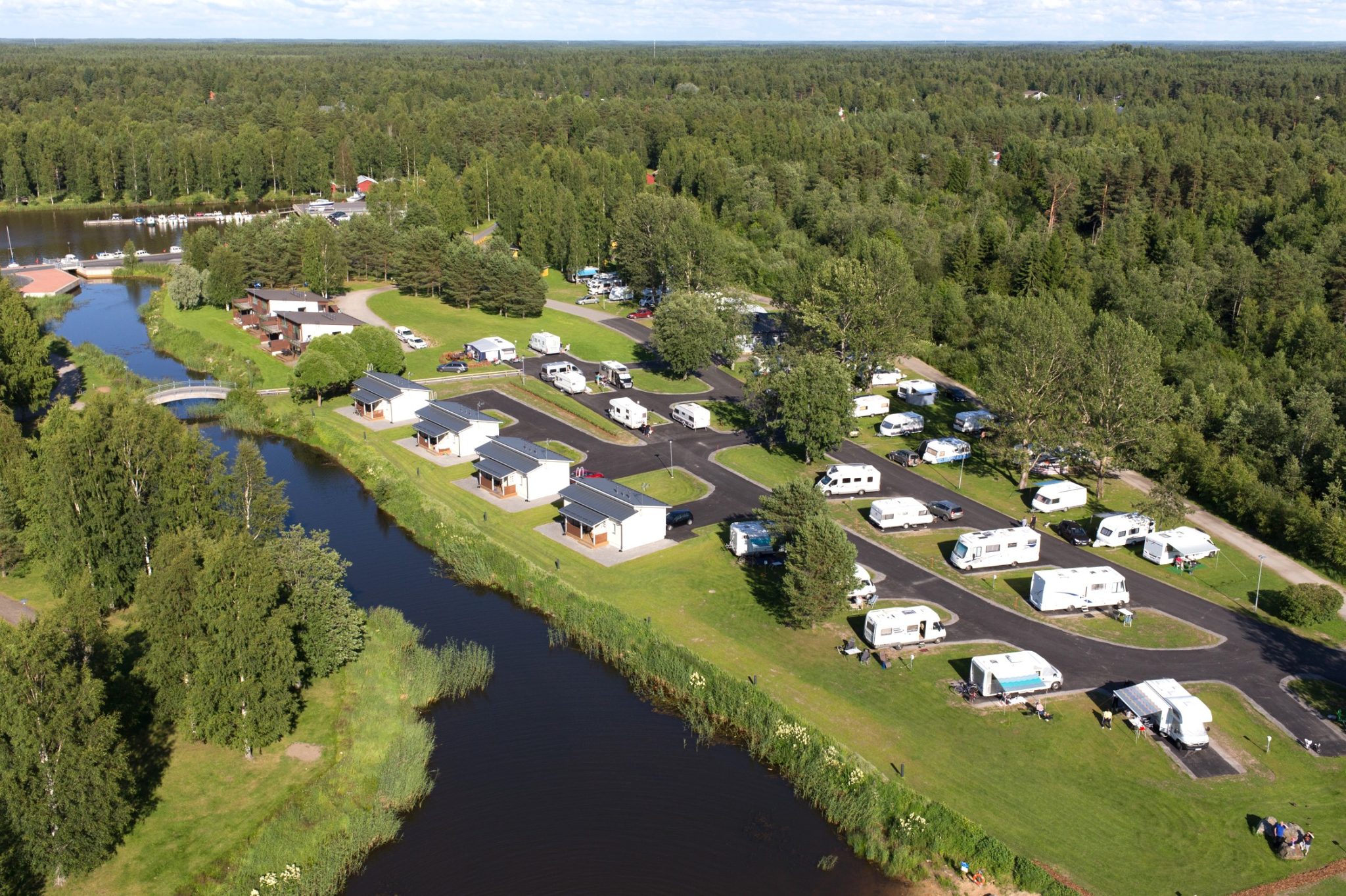 Mökit ja caravanpaikat ovat veden äärellä